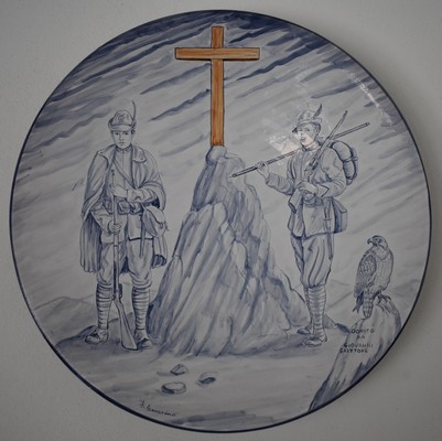 Ceramiche d-Arte di Albisola - Piatto rievocativo con Croce Alpina. 
Maiolica dipinta a mano.